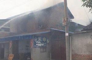 德阳一居民楼着火 一位老人被困