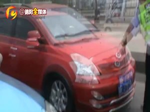 酒驾男子冲关连撞三车 被交警强行逼停