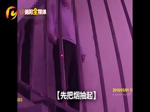 精神病男子小区内持刀游荡欲伤人 被特警制服