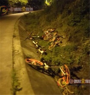 气愤！又有十多辆共享单车被扔沟渠