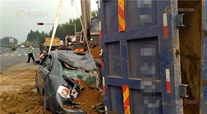 运渣车侧翻掩埋小轿车 小车人员仅受擦伤