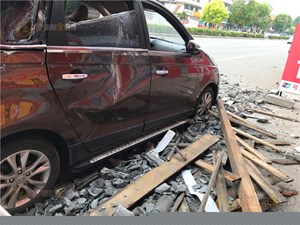 顶楼屋檐掉落砸坏自家汽车 幸无人员伤亡