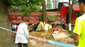 大货车侧翻压扁小车 两男子死里逃生