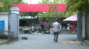 淮河路市场外乱摆摊生意旺 城管将重点整治