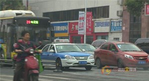 市区右转弯车道被占现象频现  市民意见大