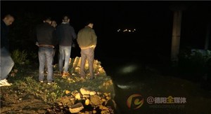 广汉连夜彻查盗采砂石违法行为 盗采人员趁夜色潜水逃离