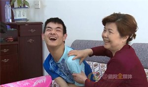 伟大母亲用爱坚持 脑瘫儿实现冠军梦