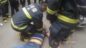 男子割天然气管道寻短见 特巡警消防破门施救