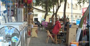 暑前街：占道经营成风气  市民呼吁还以人行道