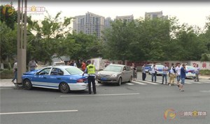 泰山路上两车相撞  车辆受损两人受伤