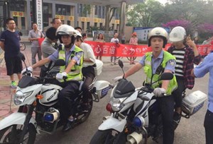 德阳四高考考生坐公交晕车 警车护航直达考点