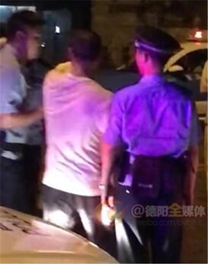 网传德阳“的哥”砍伤乘客？ 原是醉酒女追打的哥时摔倒昏迷了!