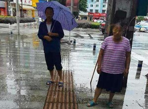 老人大雨中守护别人遗失的数千现金 急寻失主