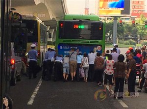 公交坏路上堵塞交通 市民和交警齐心推车到路边