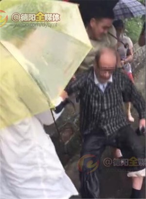 老人雨中骑行摔倒  众人爱心接力助其回家