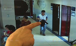 男子在医院专偷患者 众人追了两条街将其抓获