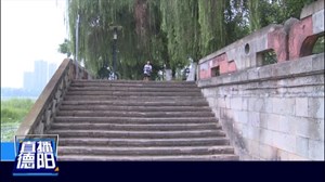 89岁大爷骑电瓶车摔下台阶  众人施救终脱险