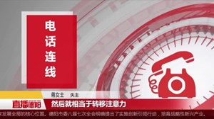 声东击西 小偷眼皮底下偷手机 
