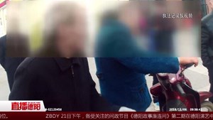 老公无证骑摩托逆行被查  老婆撒泼打诨还撕咬交警