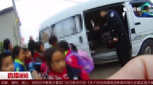 中江：太疯狂了  6座“黑校车”装25个学生娃