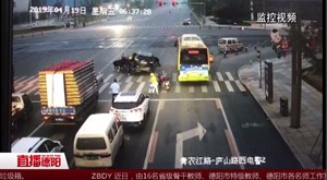 电瓶车被压车底 路人紧急施救