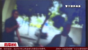 心大！两男子交警队门口“耍刀” 