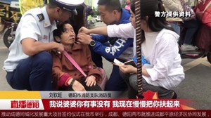 8旬老太倒地不起  两消防员积极施救