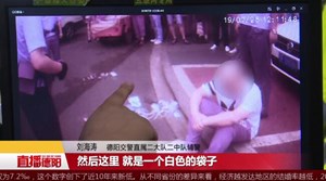 男子被查弃车逃跑 交警奋力追捕