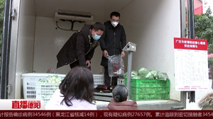 广汉：蔬菜配送车开进小区 居民买到低价菜