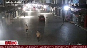 深夜尾随持刀抢劫 年轻女孩遭遇惊魂一分钟