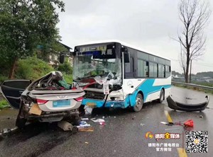 惨烈！德阳一轿车与公交相撞致1死 路过电动车主死里逃生