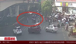 交警牵手老人过马路 小举动大文明