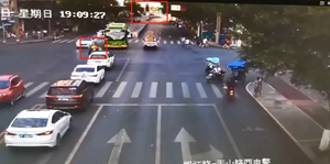 德阳一外卖小哥闯红灯被撞飞，交警判定：全责！