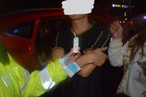 毒驾+无证驾驶！德阳一男子出事后，其妻子竟然来顶包！