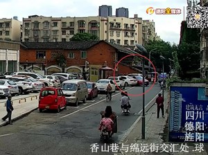 辣眼睛！德阳这个女的醉酒撞车 面对交警还……