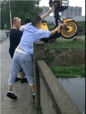 终于判了！将共享单车扔进河里！广汉这几个“的哥”……