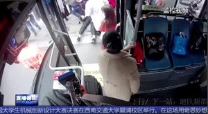 女子公交车上突然晕倒 司机乘客紧急施救