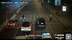 德阳一校门口发生车祸！家长学生被汽车撞翻！现场视频揪心……
