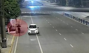 好气又好笑！德阳一老汉凌晨在马路上干这种事，累得大汗淋漓脱衣服……
