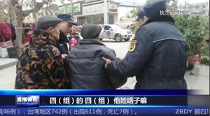 广汉：八旬老人路边摔倒 城管队员及时救助