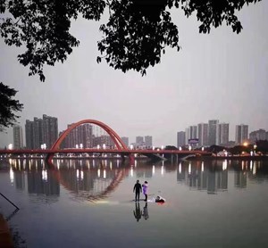 他叫刘波！今晨营救坠湖驾驶员的热心市民找到了！