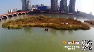 惊呆路人！德阳旌湖一“孤岛”上竟站着两名男子，一身都湿透了……