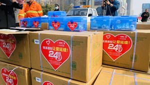 8万只口罩及一批防疫物资，今天送到这群人手中~~