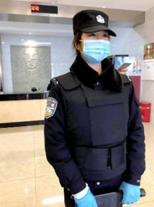 惊险！一男子衣服里藏长刀“闯”绵竹法院，原因让人无语……