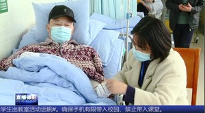 三岁儿子放弃上学机会 只为把学费留给爸爸治病