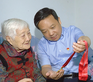 靳磊走访慰问老党员、困难党员并颁发“光荣在党50年”纪念章