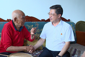 何礼何明俊分别率队走访慰问老党员和困难党员