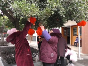 挂灯笼写春联 喜气洋洋迎新春