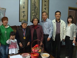 德阳市关工委慰问九旬爱心老人