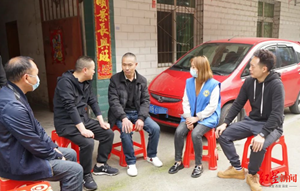 小车坠河众市民“下饺子”式跳水救人 两人获授“绵竹市见义勇为先进个人”